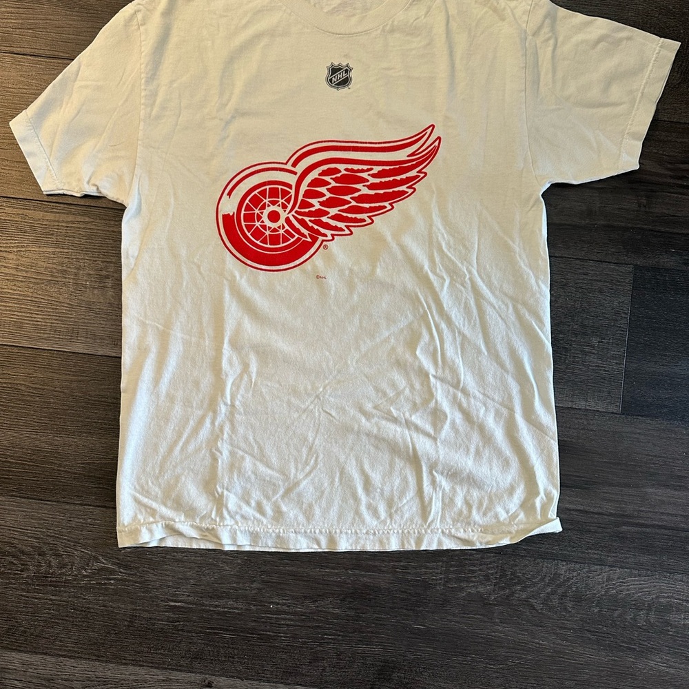 White NHL Detroit Red Wings Steve Yzerman T-Shirt. Men’s Size Large